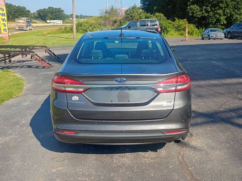 Used 2017 Ford Fusion SE w/ Fusion SE Technology Package FWD image 4