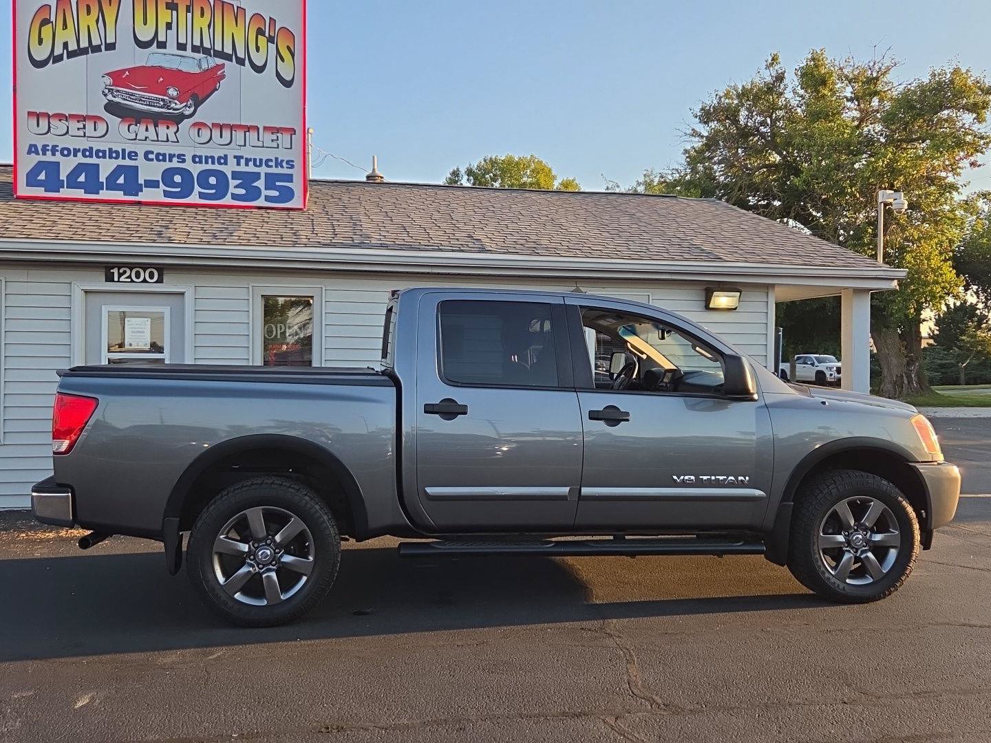Used 2015 Nissan Titan SV w/ SV Value Truck Package AWD/4WD image 4