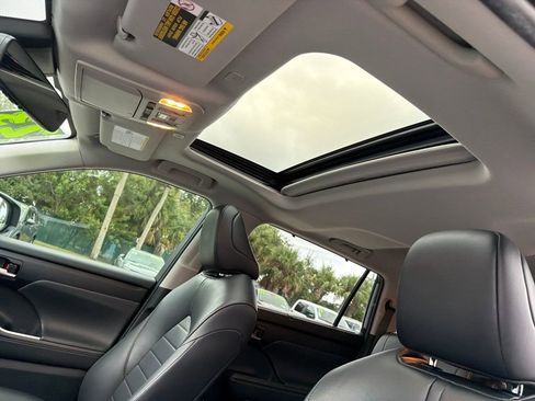 Used 2023 Toyota Highlander L image 16