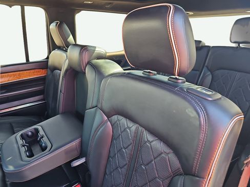 Used 2022 Jeep Grand Wagoneer Series III w/ Rear Seat Video Group 1 AWD/4WD image 32
