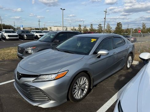 Used 2020 Toyota Camry XLE image 1