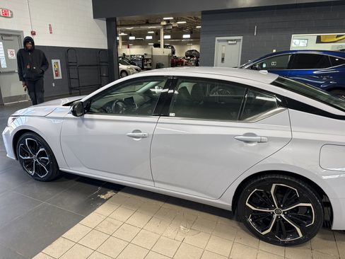 Certified 2024 Nissan Altima 2.5 SR image 9