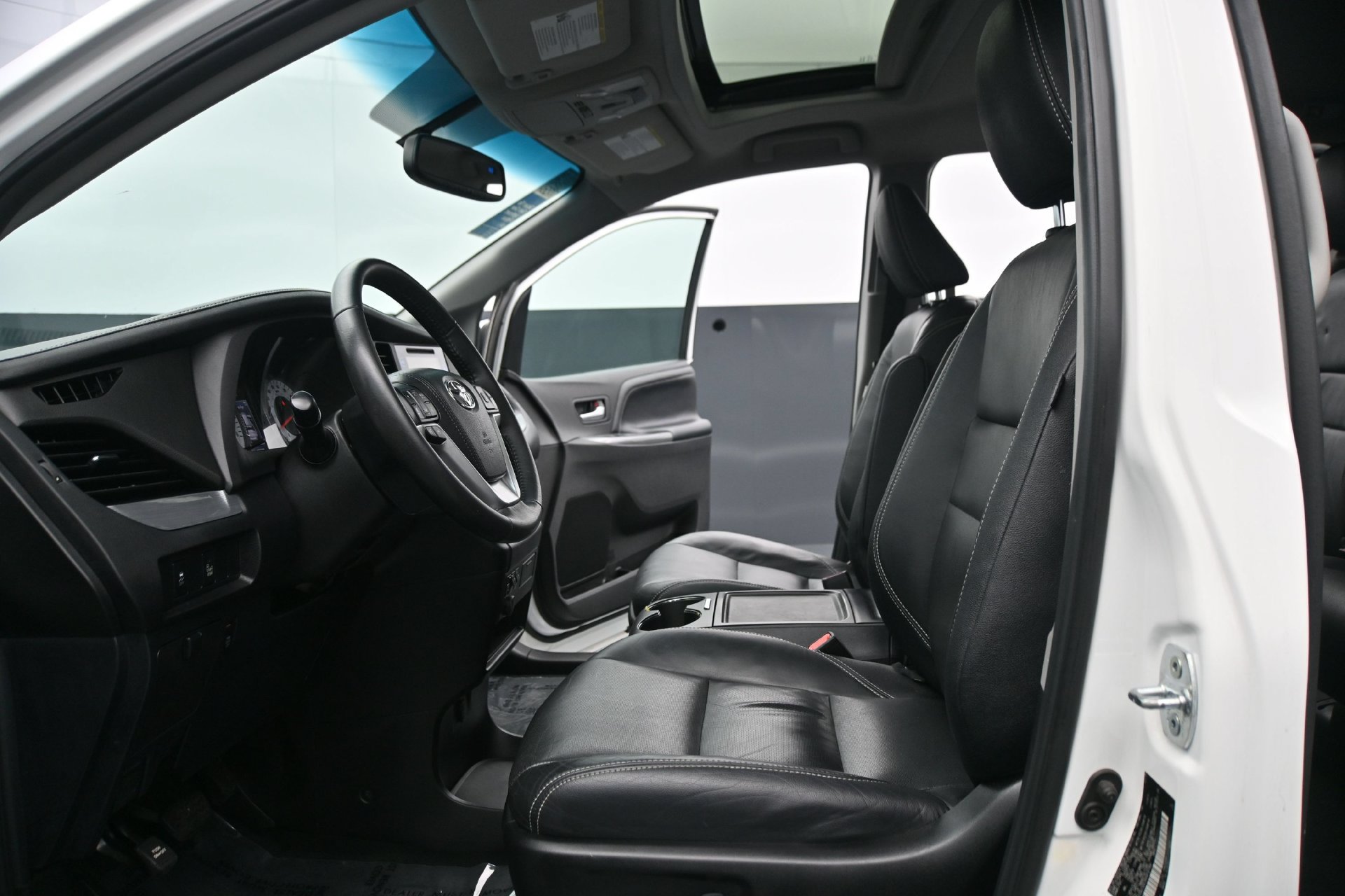 Used 2017 Toyota Sienna SE w/ SE Preferred Package FWD image 21
