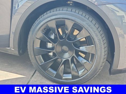 Used 2022 Tesla Model Y Long Range image 40