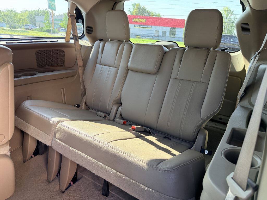 Used 2013 Chrysler Town & Country Touring-L w/ Driver Convenience Group FWD image 6