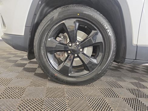 Used 2020 Jeep Cherokee Latitude Plus AWD/4WD image 30