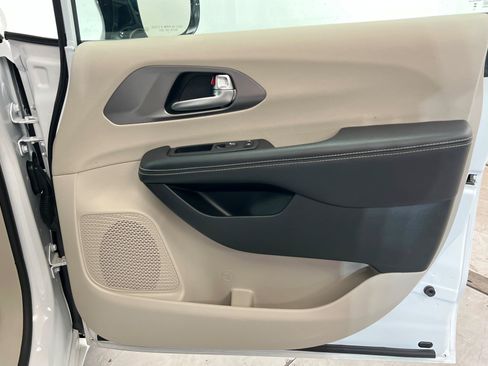Used 2024 Chrysler Pacifica Touring-L FWD image 24
