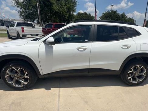 Used 2025 Chevrolet Trax LT FWD image 5