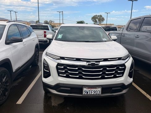 Used 2025 Chevrolet Equinox LT FWD image 2