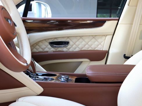 Used 2021 Bentley Bentayga AWD/4WD image 15
