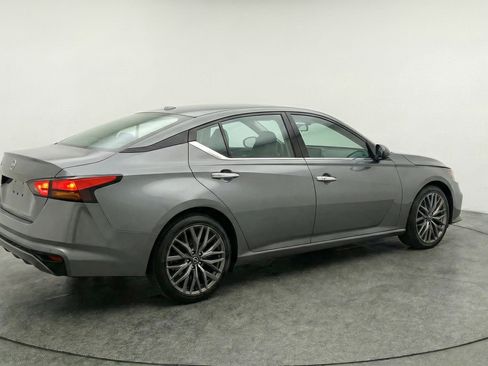 Used 2025 Nissan Altima 2.5 SV image 9