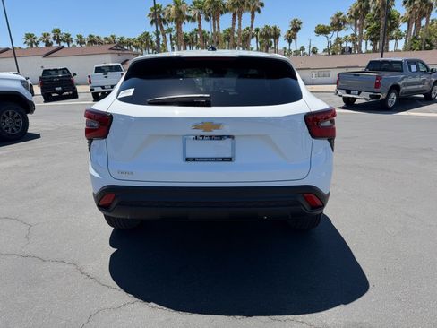 Used 2024 Chevrolet Trax LS w/ LS Convenience Package FWD image 4