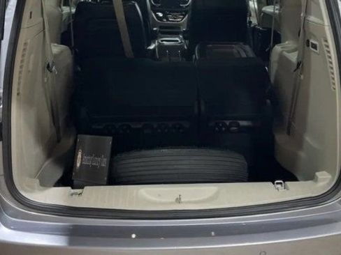 Used 2020 Chrysler Pacifica Limited image 9