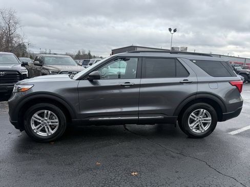 Used 2022 Ford Explorer XLT image 3