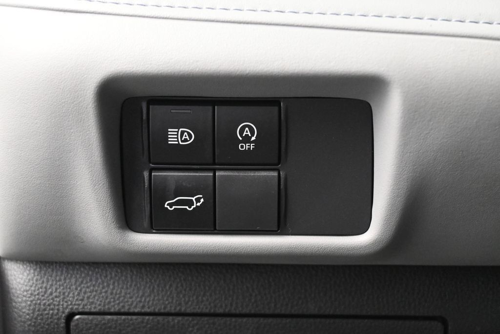 Used 2023 Toyota Highlander XLE FWD image 4