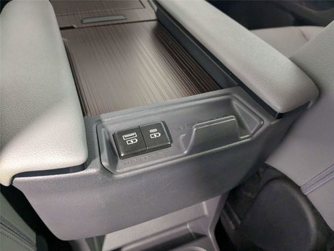 Used 2024 Toyota Sienna XLE FWD image 35