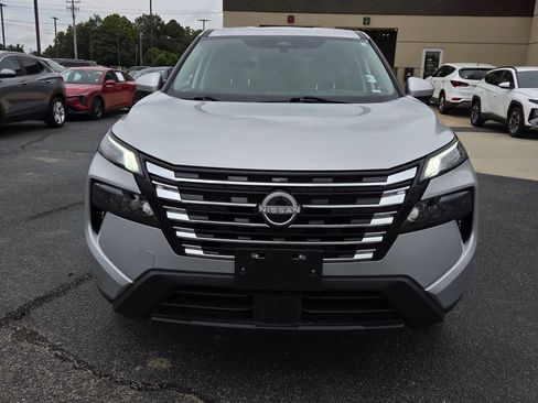 Used 2024 Nissan Rogue SV AWD/4WD image 2