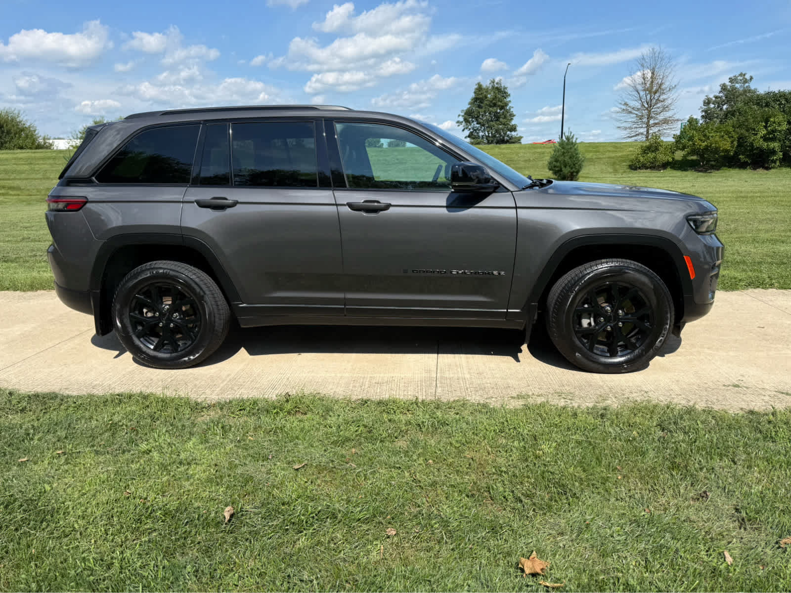 Used 2025 Jeep Grand Cherokee Altitude AWD/4WD image 7
