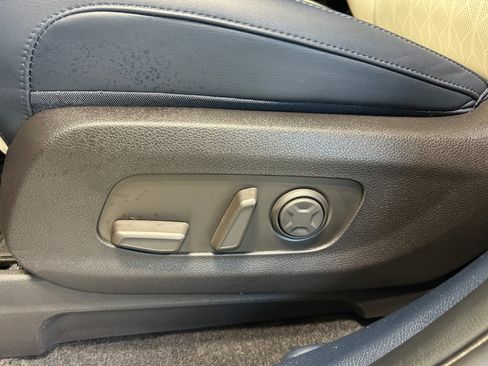Used 2025 Kia Carnival EX FWD image 14