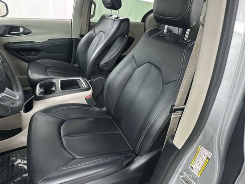 Used 2024 Chrysler Pacifica Touring-L image 10