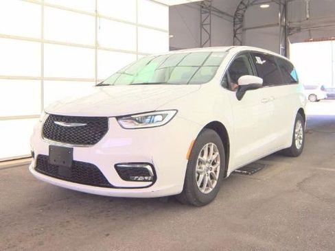 Used 2023 Chrysler Pacifica Touring-L FWD image 3