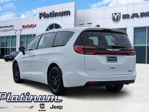 Used 2025 Chrysler Pacifica Select image 4