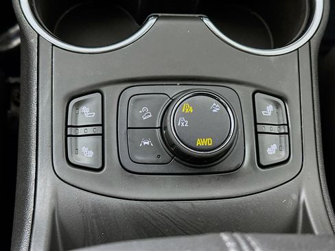 Used 2023 GMC Terrain SLT image 16