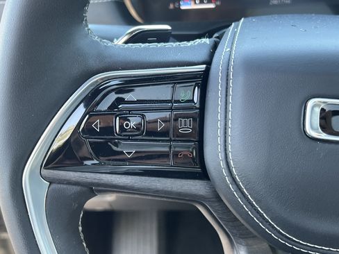 Used 2024 Jeep Grand Cherokee Overland w/ Luxury Tech Group IV image 32