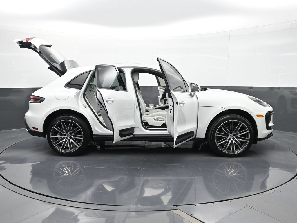 Certified 2025 Porsche Macan AWD/4WD image 37