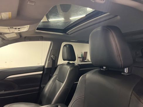 Used 2019 Toyota Highlander XLE image 12