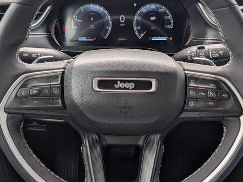 Used 2023 Jeep Grand Cherokee Altitude AWD/4WD image 25