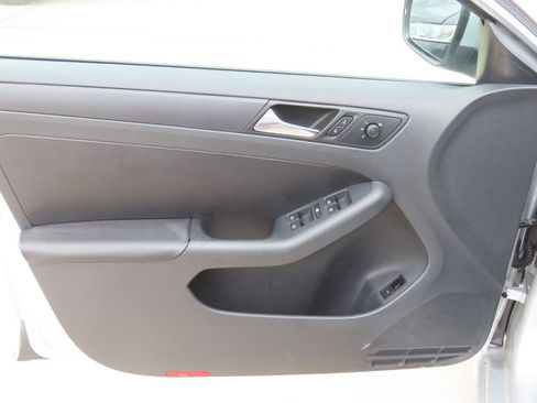 Used 2012 Volkswagen Jetta SE FWD image 23