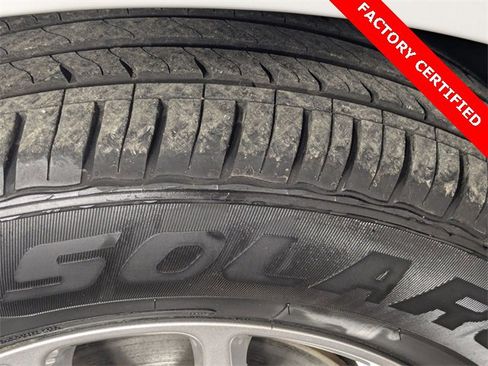 Certified 2024 Chrysler Pacifica Touring-L image 9