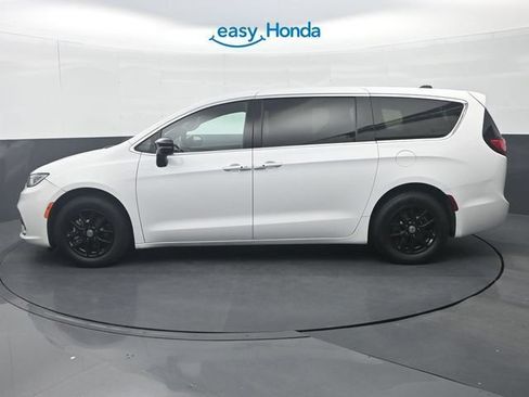 Used 2025 Chrysler Pacifica Select FWD image 4