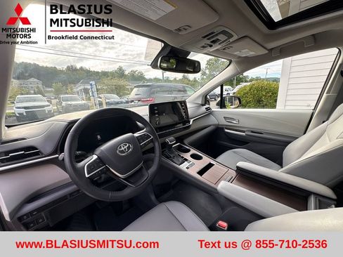 Used 2022 Toyota Sienna XLE AWD/4WD image 18