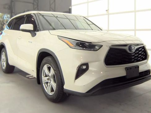 Used 2021 Toyota Highlander LE AWD/4WD image 3