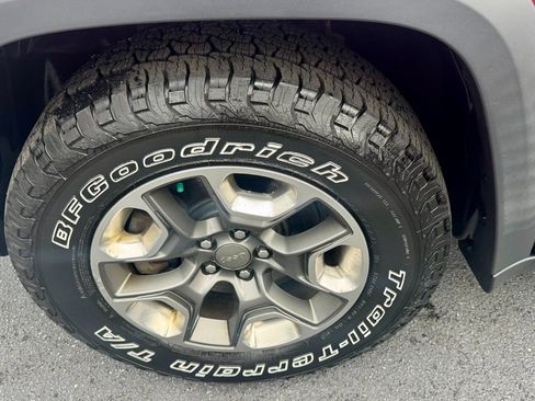 Used 2019 Jeep Cherokee Trailhawk w/ Cold Weather Group image 20