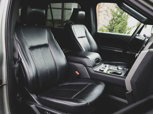 Used 2019 Ford Expedition XLT w/ Equipment Group 202A AWD/4WD image 32