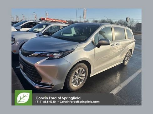 Used 2024 Toyota Sienna XLE w/ XLE Plus Package image 1