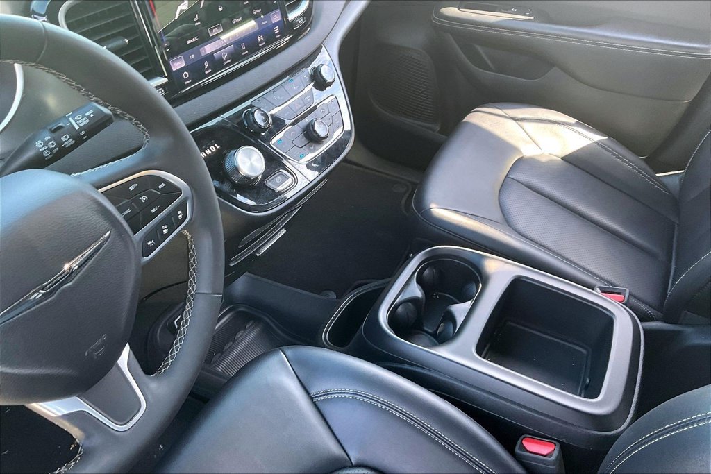 Used 2025 Chrysler Pacifica Select FWD image 17