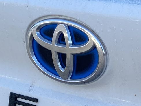 Used 2025 Toyota Sienna LE image 4