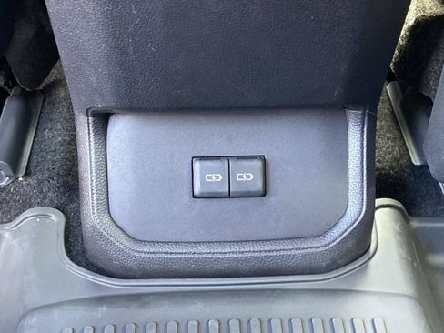Used 2023 Toyota Highlander LE FWD image 16