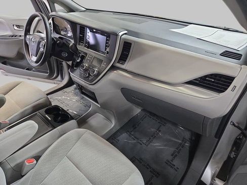 Used 2020 Toyota Sienna LE image 11