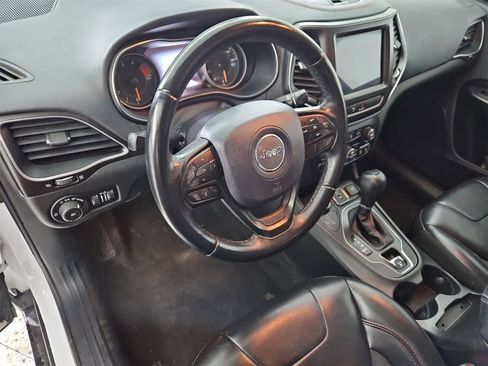 Used 2019 Jeep Cherokee Trailhawk image 2