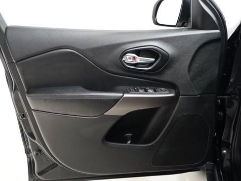 Used 2021 Jeep Cherokee Latitude Lux w/ Mopar Interior Package image 19