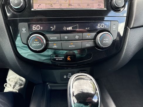 Used 2018 Nissan Rogue SV w/ Premium Package AWD/4WD image 22