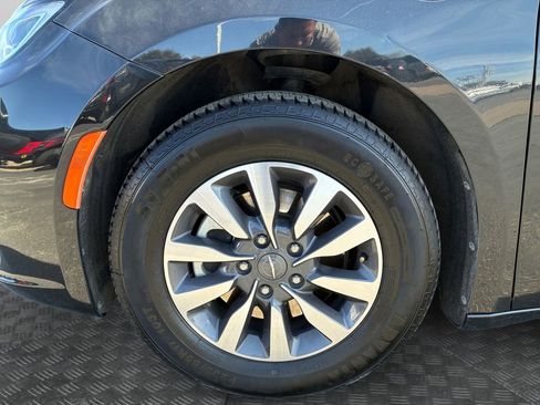 Used 2024 Chrysler Pacifica Select image 23