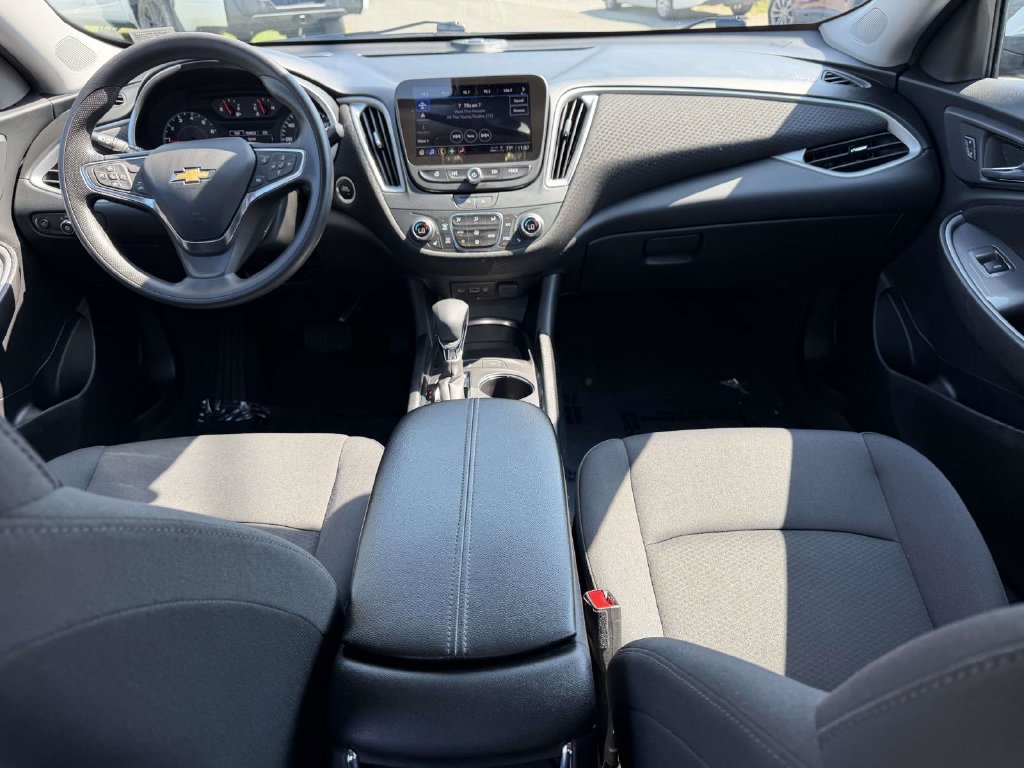 Used 2025 Chevrolet Malibu LT FWD image 2