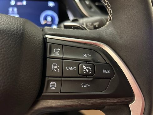 Used 2025 Jeep Grand Cherokee Limited AWD/4WD image 22