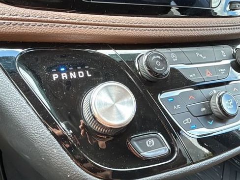 Used 2018 Chrysler Pacifica Limited image 24